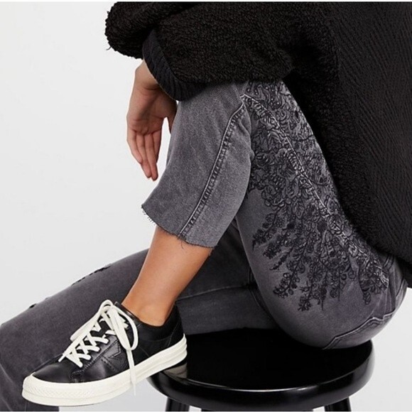 We The Free For Free People Grey Floral Embroidered Girlfriend Jeans Size 28 - Picture 3 of 16